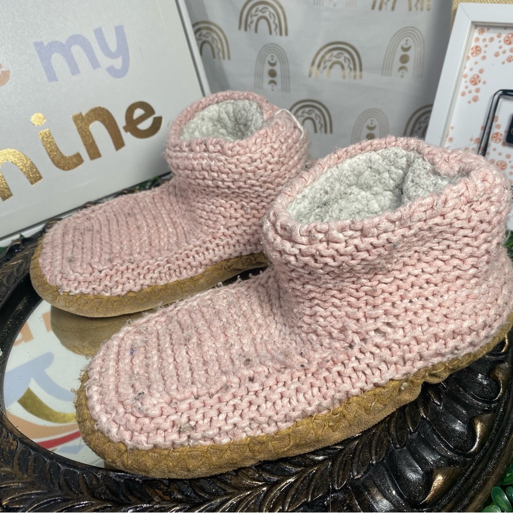 Women's Pink Knit Slippers - Picture 3 of 8